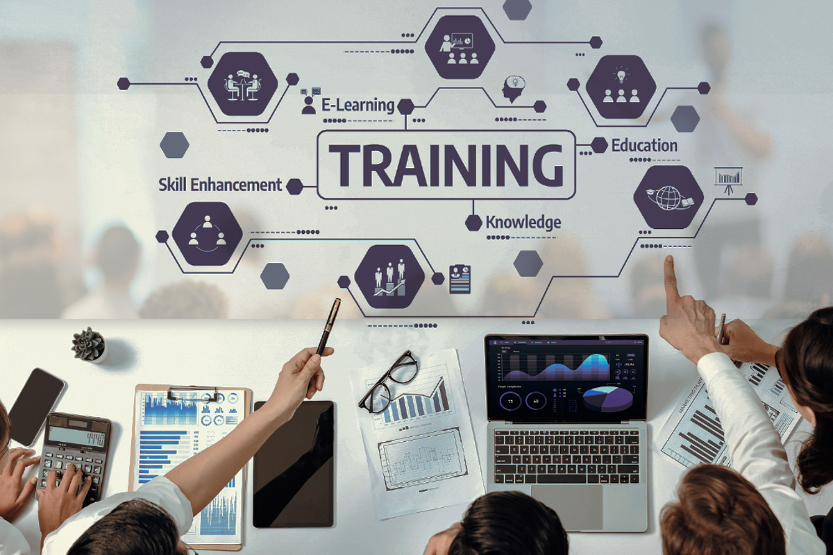 Top-down view of a professional strategic planning session featuring a 'TRAINING' flowchart, data analytics on a laptop, and veteran Subject Matter Expert (SME) oversight for boardrooms and Red-Cell stress testing. Alt Text (Spanish): Vista aérea de una sesión de planificación estratégica profesional que muestra un diagrama de 'TRAINING', análisis de datos en una computadora y supervisión de expertos en la materia (SME) para juntas directivas y pruebas de estrés de Red-Cell.